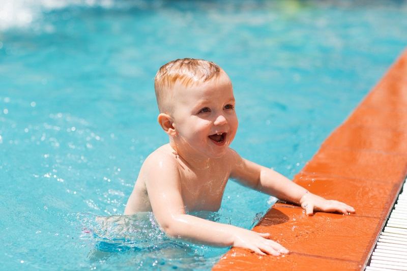 De ce sa invatam copiii sa nu isi faca nevoile in piscina sau in mare. Care sunt riscurile si cum le explicam